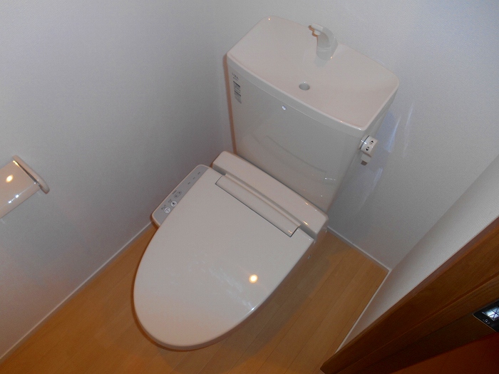 トイレ　同物件反転写真です