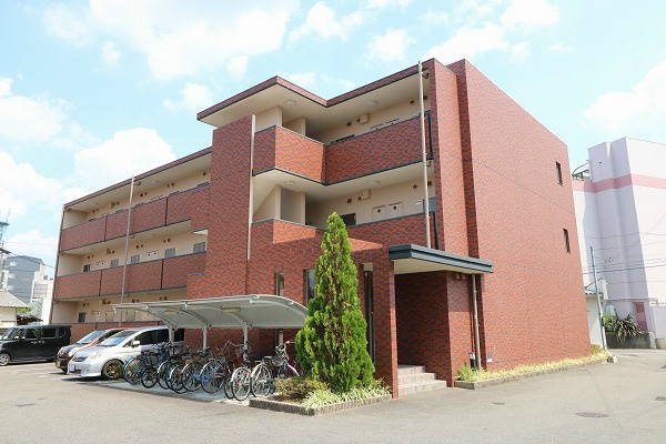 建物外観　外観は印象的なタイル張りです。
