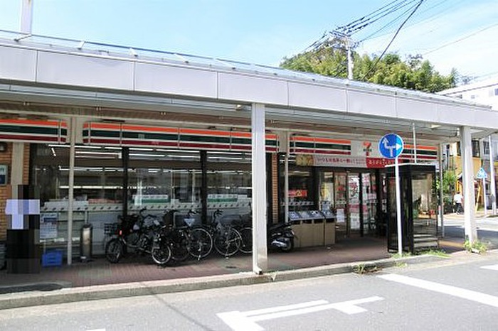 コンビニ　セブンイレブン（コンビニ）まで697m