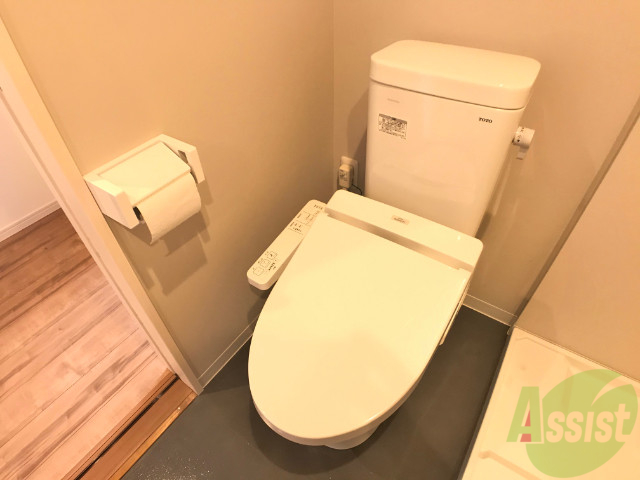 トイレ　人気のウォシュレットつきのトイレです。快適ですよ。
