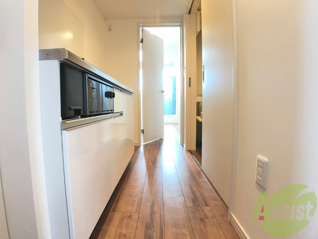 玄関　玄関を入ると左がキッチンになっております。