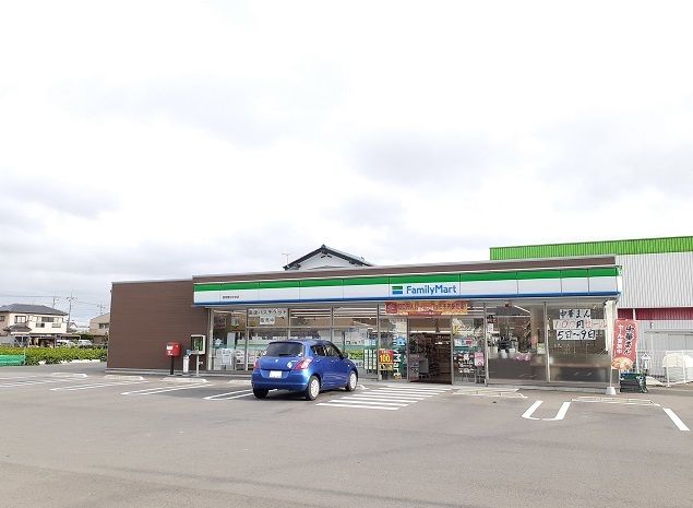 コンビニ　ファミリーマート（コンビニ）まで750m