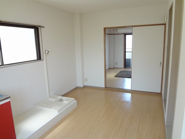 居室・リビング　別部屋類似写真掲載。実際は、小窓がないお部屋となります。