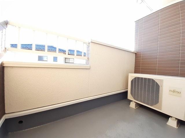 バルコニー　バルコニーにはお布団も干せます◎