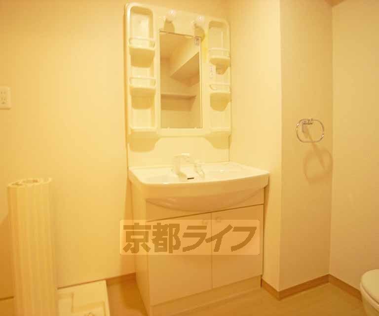 洗面設備　綺麗な洗面台です。