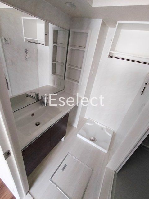 洗面設備　毎朝の準備に便利な独立洗面台です。