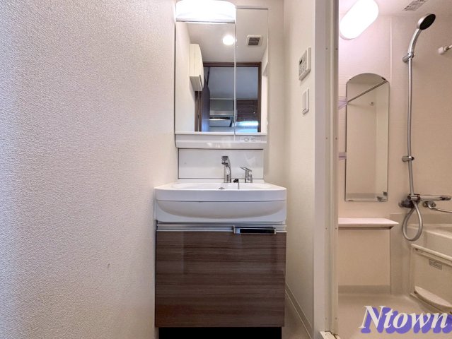 洗面設備　独立洗面台、小物を置くことができて便利です