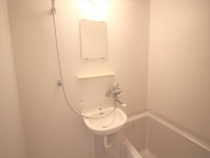 洗面設備　鏡付の洗面台あります