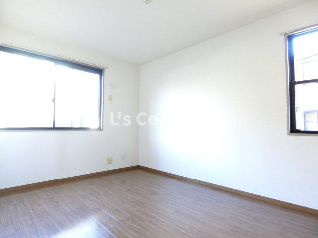 その他　洋室にも２面に窓があります。