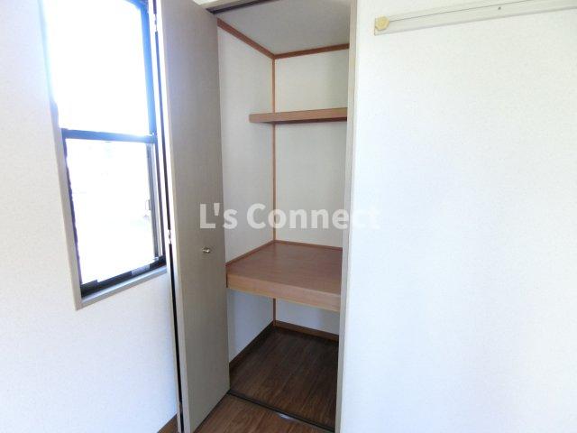 収納　段付き収納でお荷物もすっきりしまえます。