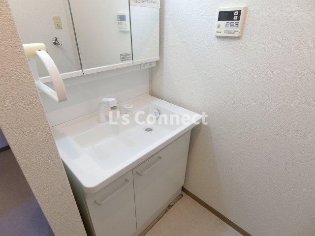 洗面設備　独立洗面台は新品です。
