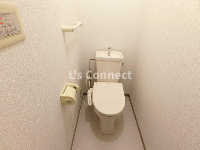 トイレ　温水洗浄便座付きのトイレ。