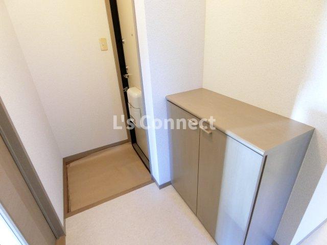玄関　下駄箱付きで靴も収納できます。