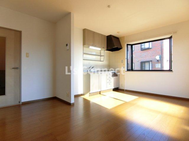 居室・リビング　角部屋で２面に窓があります。