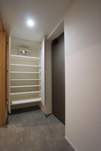 玄関　※別部屋参考写真