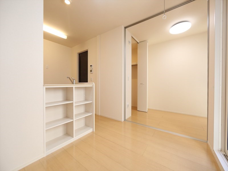 居室・リビング　ＤＫ7.5帖　洋室3帖　つなげても仕切っても使えます