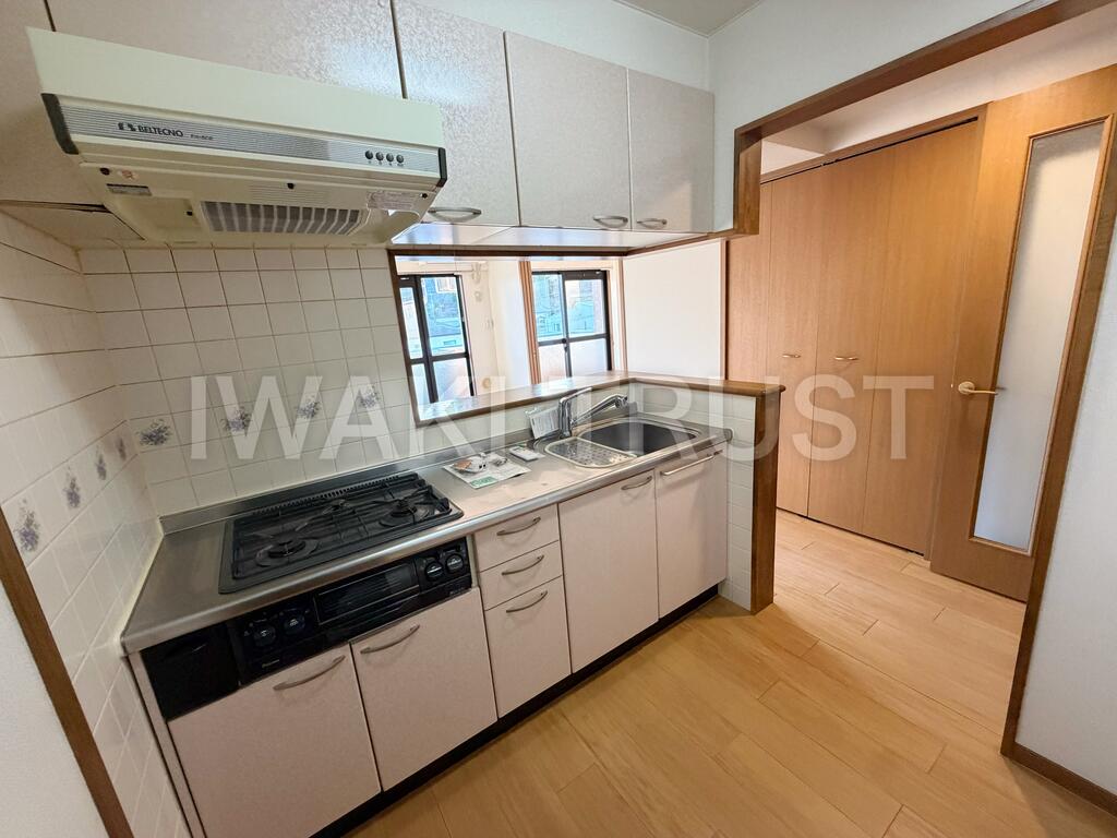 キッチン　キッチンは3口コンロ付きで料理がはかどります♪