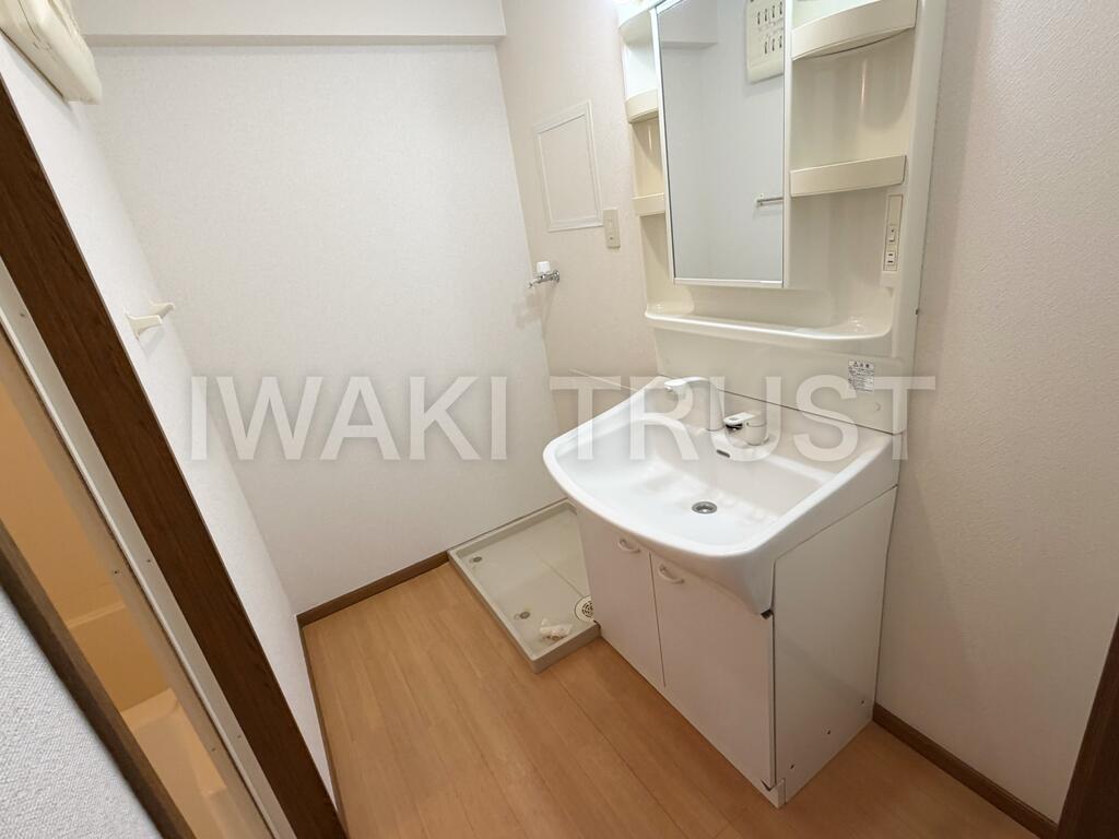 洗面設備　シャワー付き洗面と防水パン付き洗濯機置場あり