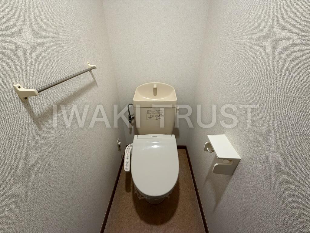 トイレ　トイレはシャワー付き洗浄便座で快適です