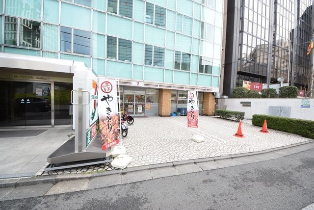 コンビニ　セブンイレブン三田駅北店（コンビニ）まで712m