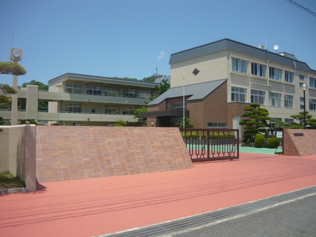 中学校　矢掛中学校（中学校）まで703m