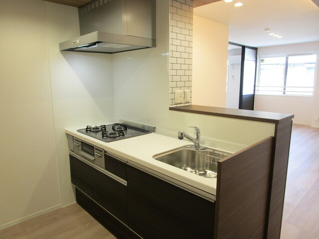 キッチン　対面式３口ガスコンロ付システムキッチン