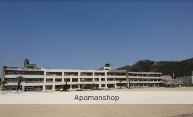 小学校　新市小学校（小学校）まで1798m