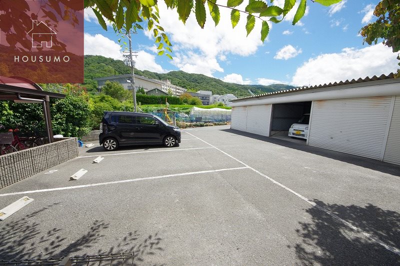 駐車場　駐車場があるので、車を買う予定の方も安心です