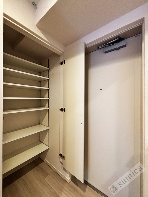 玄関　大容量シューズクローク、大きな鏡付き♪♪