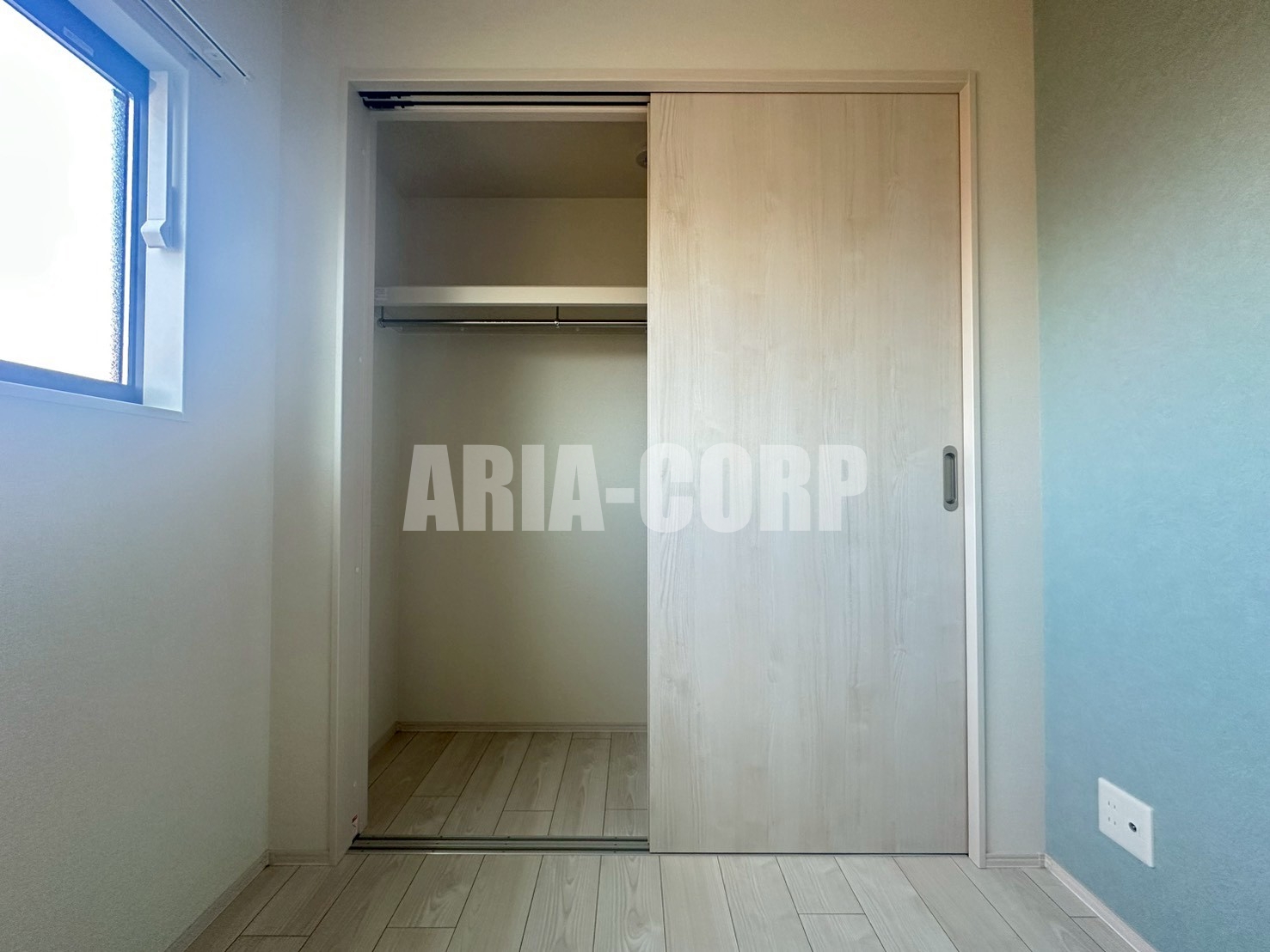 収納　洋室にクローゼット。上部には便利な棚付き♪