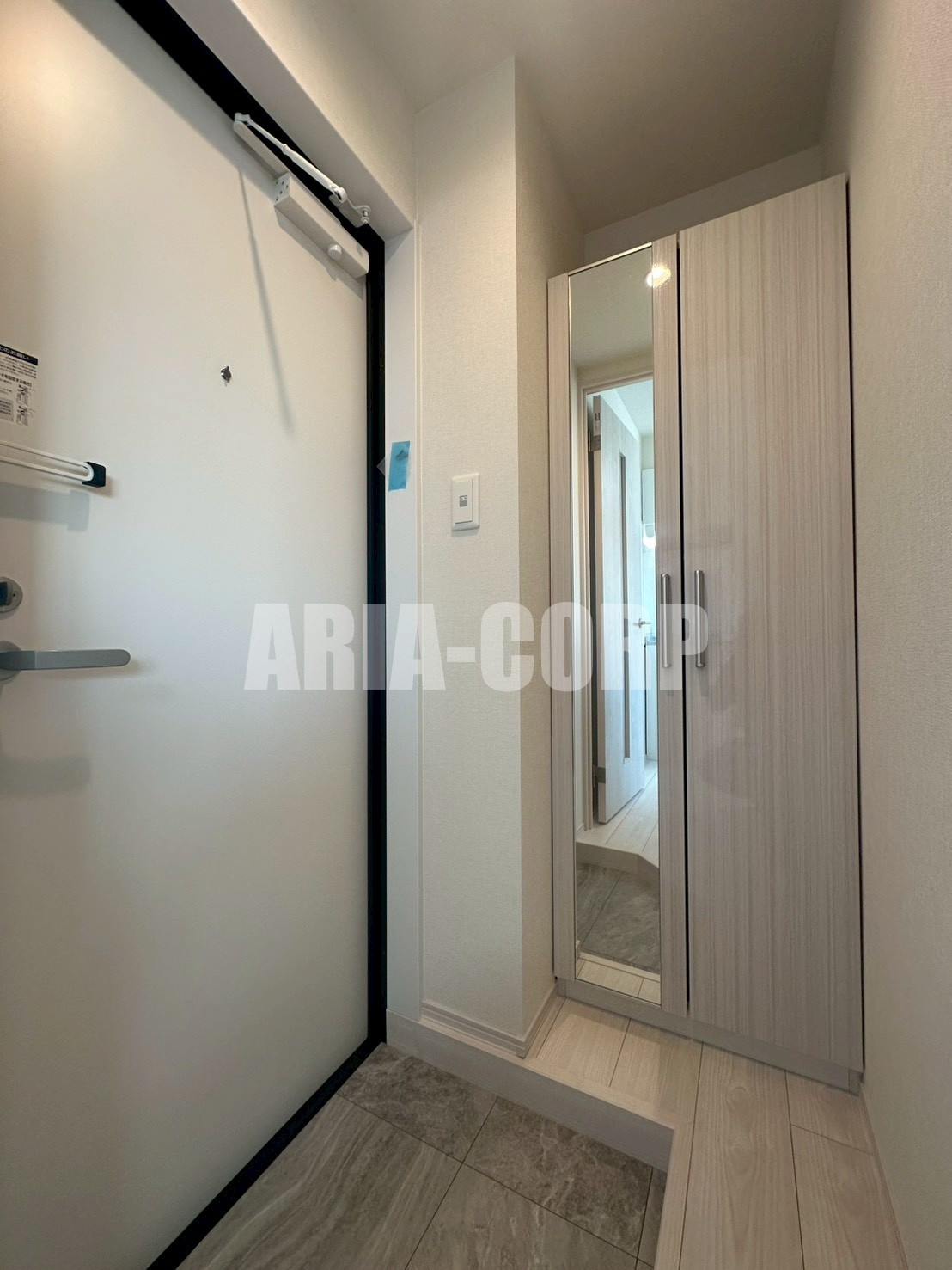 玄関　姿見付き大容量シューズボックスあり♪