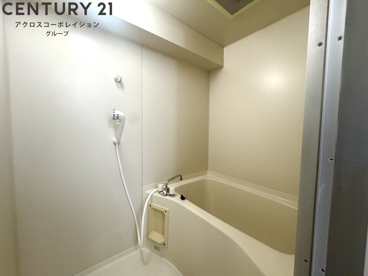 バス・シャワールーム　収納棚もあって使いやすい！