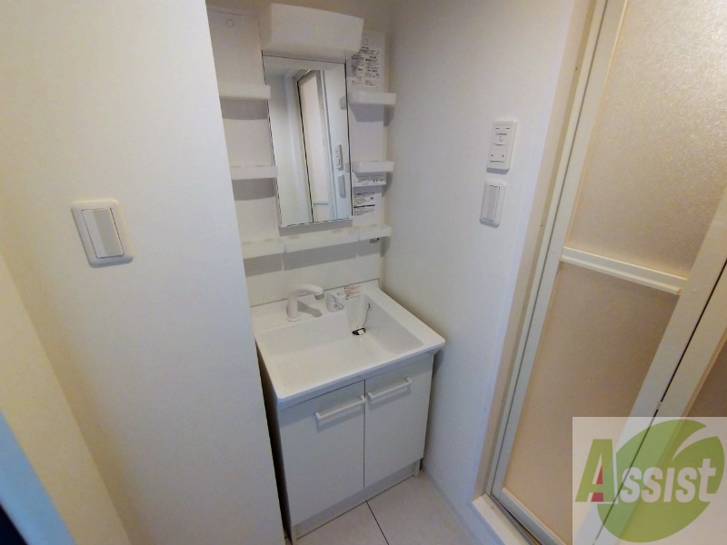 洗面設備　独立洗面台です。大きくてよいですね。シャンプーもできます。