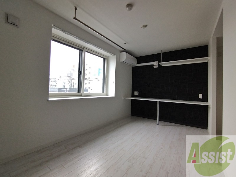 居室・リビング　洋室です！白を基調としていてお部屋全体が明るいですね！