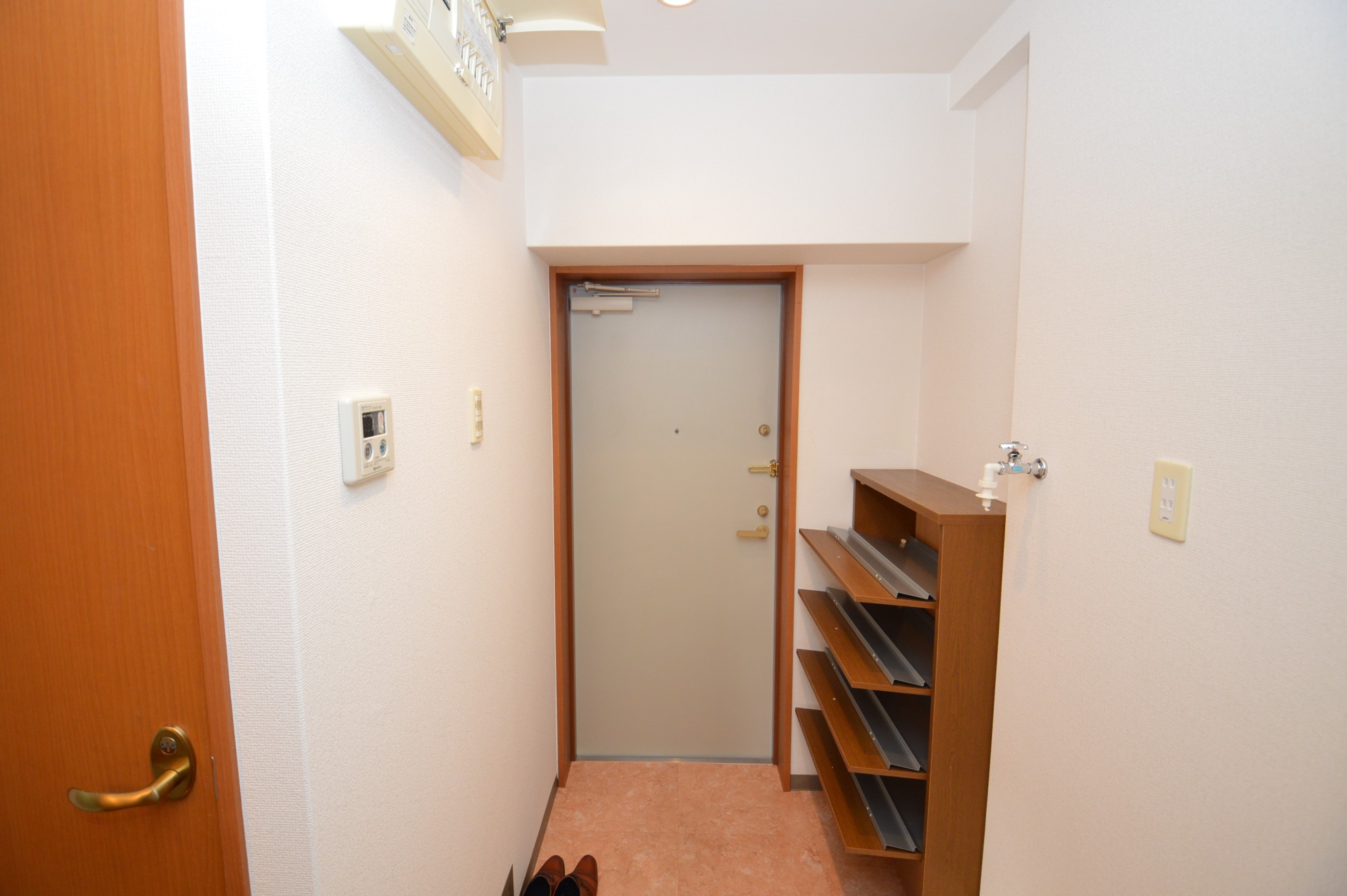玄関　（参考）他室の写真を使用しています。現況優先となります。