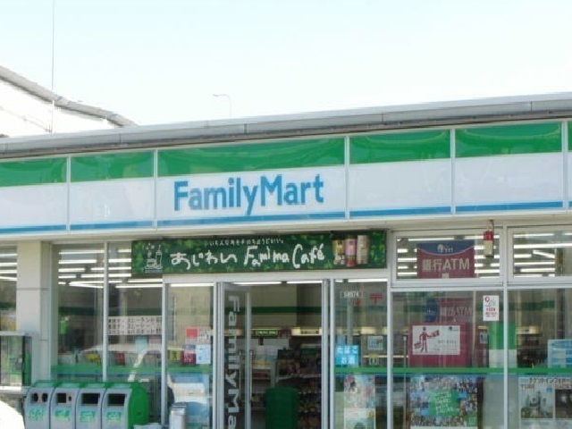 コンビニ　ファミリーマート（コンビニ）まで650m