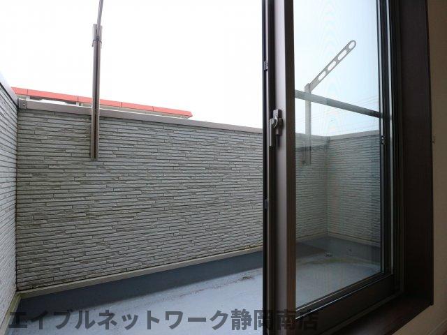 バルコニー　外からの目が気にならないバルコニーで洗濯物が干せます