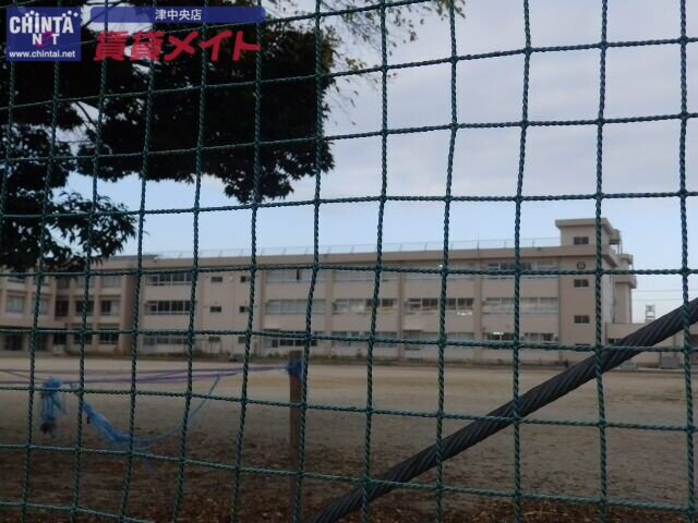 小学校　津市立白塚小学校（小学校）まで223m