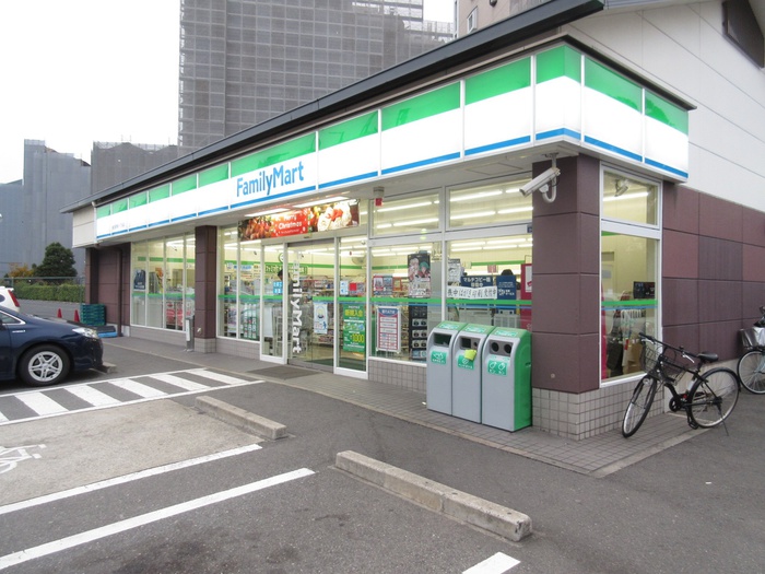 コンビニ　ファミリーマート（コンビニ）まで500m