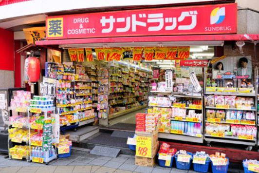 ドラックストア　サンドラッグ四谷三丁目店（ドラッグストア）まで778m