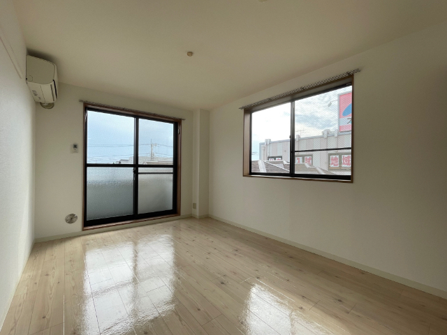 居室・リビング　明るい角部屋