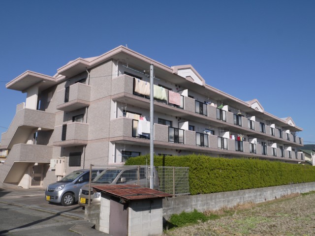 建物外観　３階建ての物件です