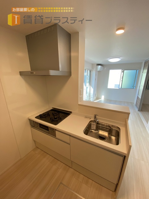 キッチン　鏡面仕立てでお掃除楽々