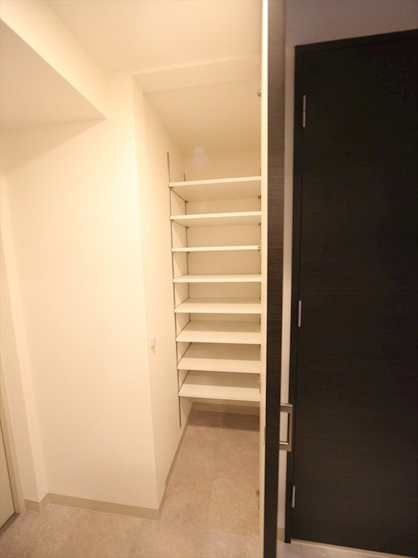 玄関　玄関　シューズクローク付（収納充実してます）