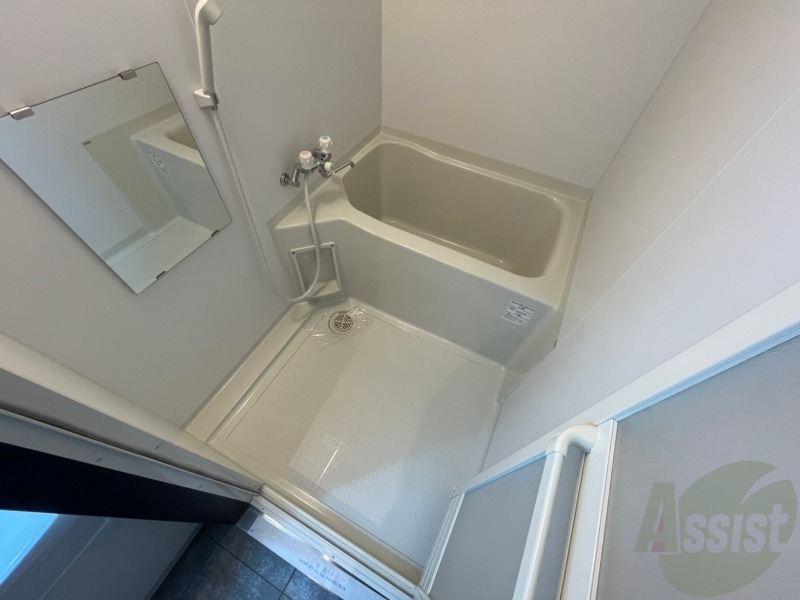 バス・シャワールーム　こちらはお風呂。一日の疲れをここで癒してください。