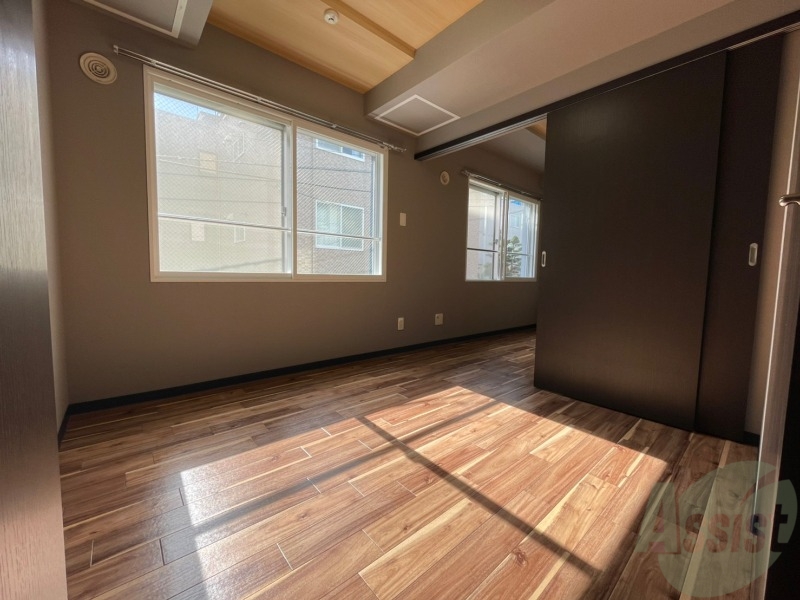 その他部屋・スペース　ダイニングキッチンの隣には洋室があります。寝室ですね。