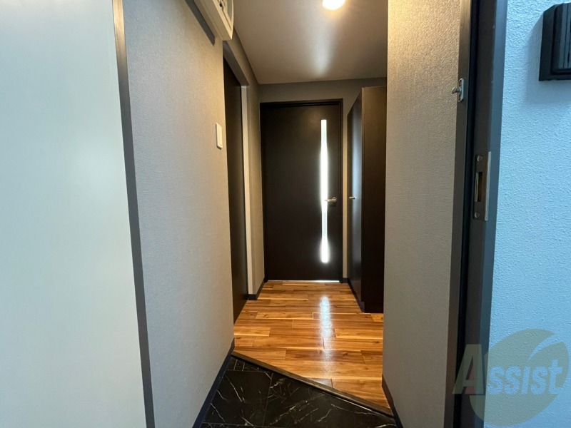 玄関　玄関の様子です。広い洋室にすぐ繋がっています。