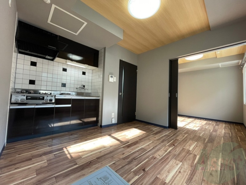 居室・リビング　６帖のダイニングキッチン。ご飯を食べるお部屋ですね。