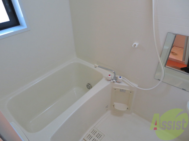 バス・シャワールーム　バスルームは狭すぎず、シャワーも浴びやすそうです。