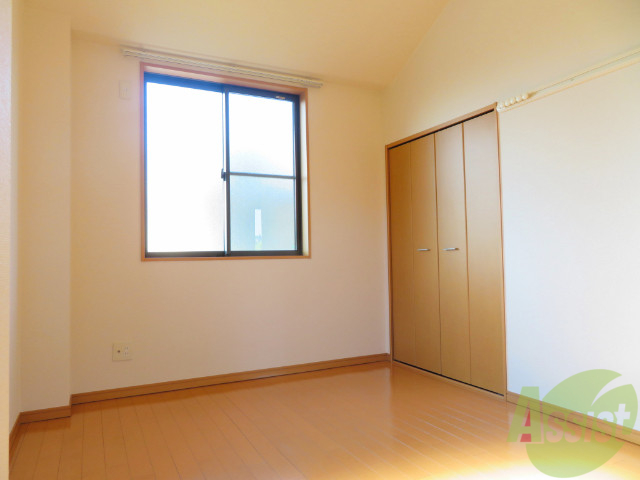 その他部屋・スペース　寝室を別の角度から撮影しました。お昼寝したくなりますね。